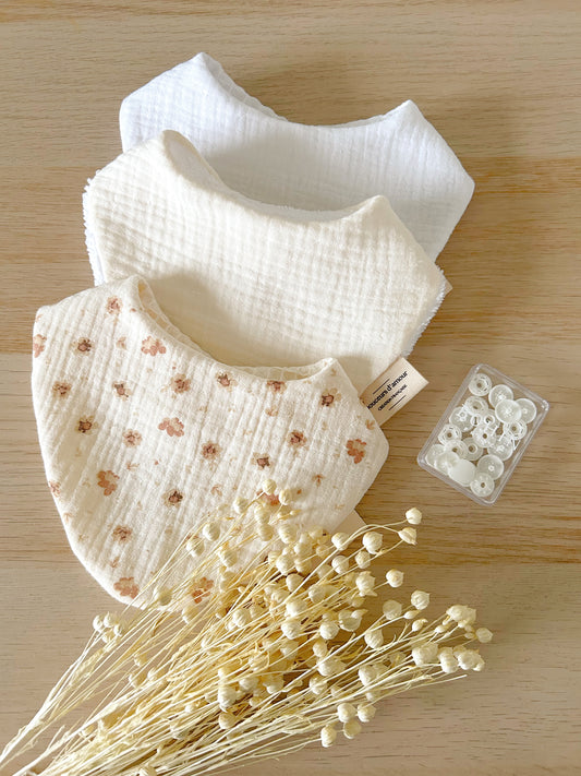Bavoir naissance en gaze de coton douce, coloris naturel, Fermeture par pression. 
