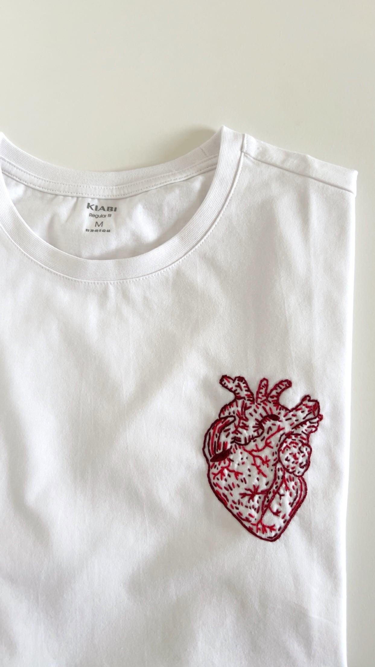 T-shirt brodé à la main, cœur réaliste 