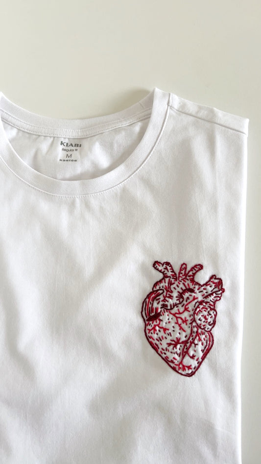 T-shirt brodé à la main, cœur réaliste 